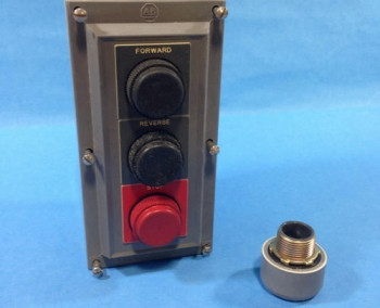 Allen Bradley 800R-3HA4R PUSHBUTTON ASSEMBLY W/ CONDUIT HUB  - изображение 1