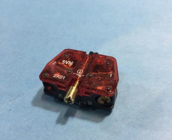 Allen Bradley 800E-2X01 PUSHBUTTON CONTACT BLOCK, LATCH MOUNT  - изображение 1