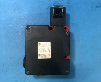 Allen Bradley 802F-TE60M11 SERIES A INTERLOCK SWITCH KEY 10A 300V  - изображение 1